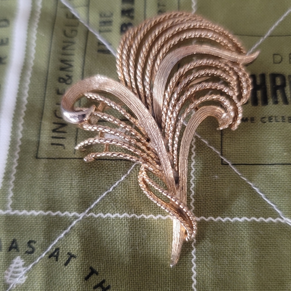 Lisner Vintage Floral Swirl Brooch Excellent Condition